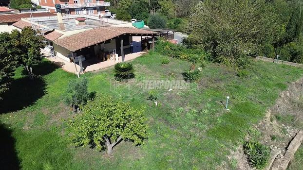 BILOCALE CON GIARDINI, TERRAZZA E PORTICO.