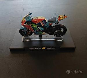 Modellino Yamaha YZR-M1 Rossi 2007