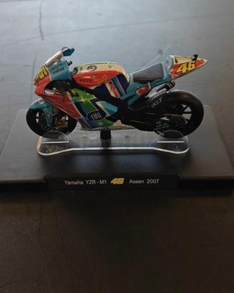 Modellino Yamaha YZR-M1 Rossi 2007