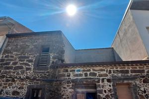 Casa in pietra da terminare con giardino e pozzo