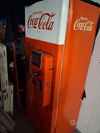 Distributore automatico Coca-Cola anni '60
