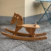 Cavallo a dondolo in legno