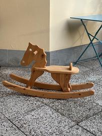 Cavallo a dondolo in legno