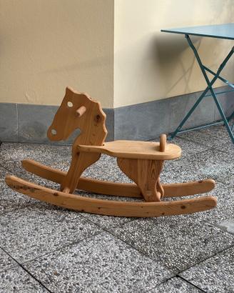Cavallo a dondolo in legno