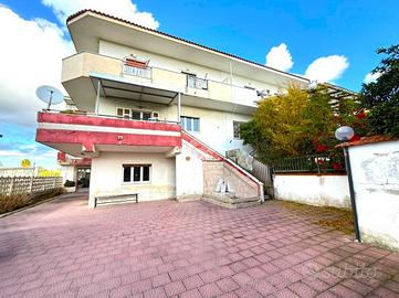 PORZIONE DI BIFAMILIARE A BACOLI