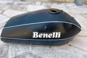 Serbatoio carburante originale Benelli d’epoca
