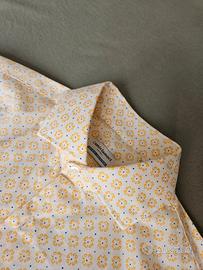 Camicia fantasia estiva: ghirigori gialli e blu