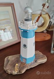 Faro in legno azzurro su legno di mare
