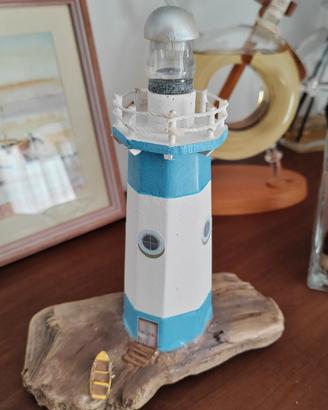 Faro in legno azzurro su legno di mare
