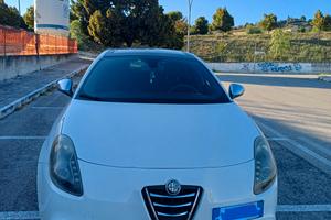Alfa Romeo Giulietta Bianca con tettino