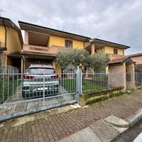 VILLA A SCHIERA CENTRALE A RIVOLTA D'ADDA