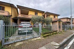 VILLA A SCHIERA CENTRALE A RIVOLTA D'ADDA