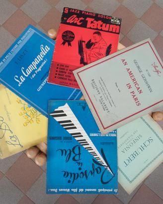 Spartiti musicali e libri per pianoforte e canto