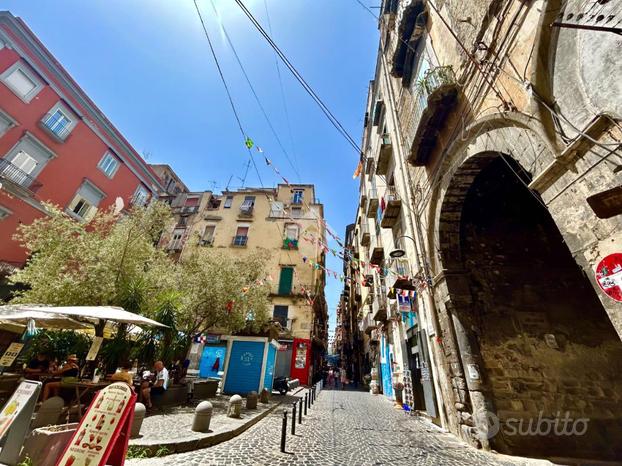 2 LOCALI A NAPOLI