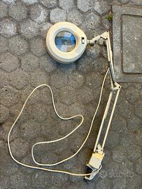 Lente di ingrandimento con lampada