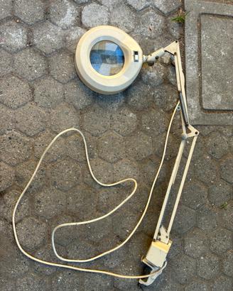 Lente di ingrandimento con lampada