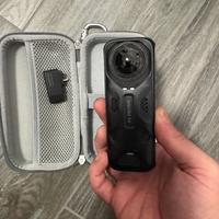 Insta360 X4 con molti accessori