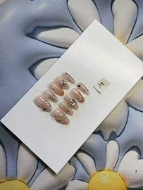 Manicure indossabile realizzata interamente a mano