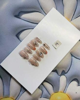 Manicure indossabile realizzata interamente a mano