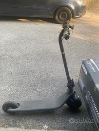 Monopattino elettrico NinebotE2 con casco