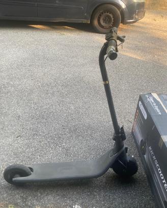 Monopattino elettrico NinebotE2 con casco