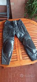 pantaloni in pelle per moto