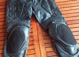 pantaloni in pelle per moto
