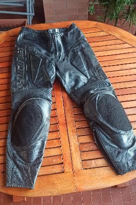 pantaloni in pelle per moto