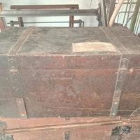 Antico baule da viaggio in legno