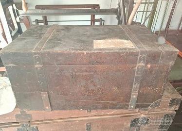 Antico baule da viaggio in legno