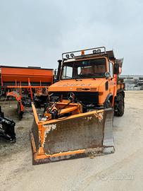 Unimog 1200 con vomero da neve