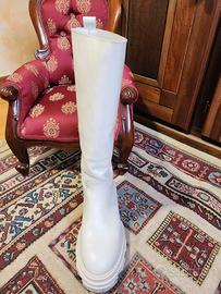 Stivale in pelle Ovyè con suola carro armato, 39