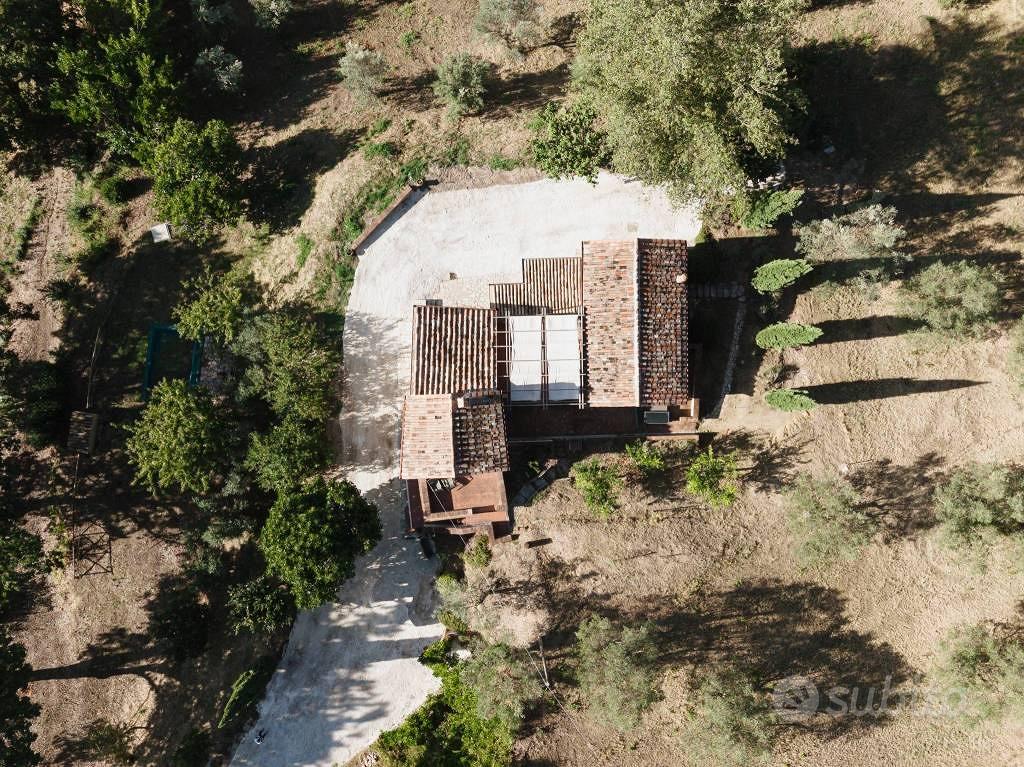 Rustico / Casale di 264 m² con più di 5 locali a T - Vista 2