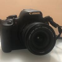 Canon EOS 700D con accessori