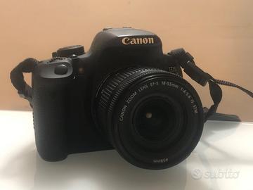 Canon EOS 700D con accessori