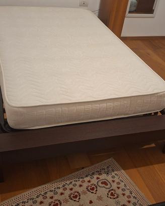 letto di design in legno scuro 