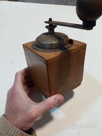 macinacaffè manuale vintage in legno con cassetto