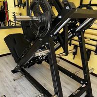Stazioni palestra- hack squat leg press-Chest pres