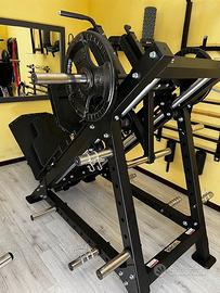 Stazioni palestra- hack squat leg press-Chest pres