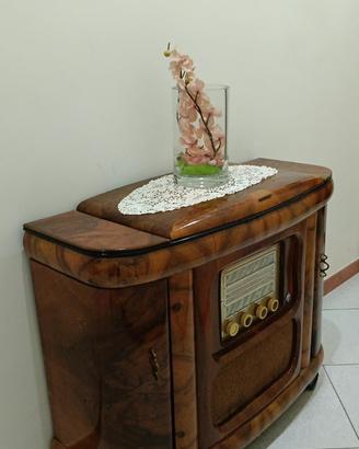 radio antica con mobile