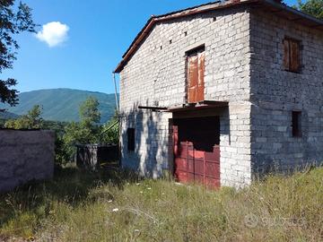 Fabbricato rurale con terreno e bosco