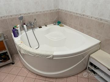 Vasca angolare ad angolo