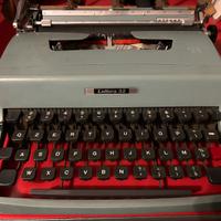 Macchina da scrivere Olivetti lettera 32