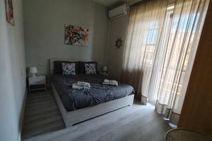 Stanza in casa con 4 stanze via america