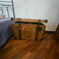Baule in legno recondizionato con scritta decorati