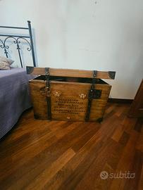 Baule in legno recondizionato con scritta decorati