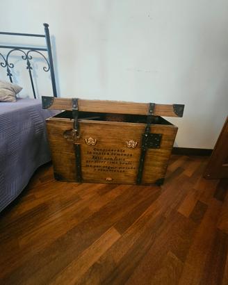Baule in legno recondizionato con scritta decorati