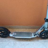 monopattino Oxelo di Decathlon con ammortizzatori 