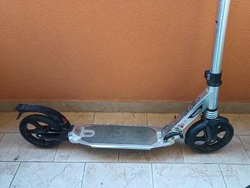 monopattino Oxelo di Decathlon con ammortizzatori 