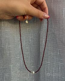 Collana con perle di vetro rosse in acciaio